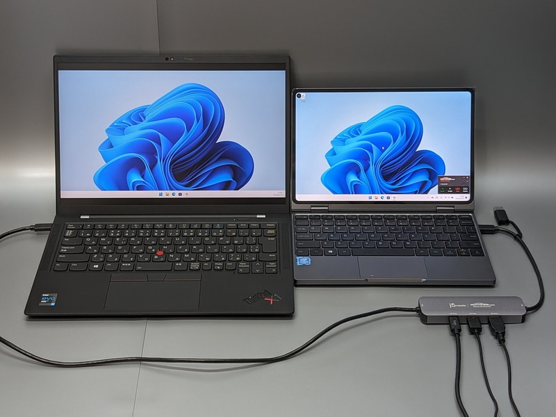 PC2(向かって左側)の画面に、PC1の画面が拡張された(PC1の壁紙が、PC2にも表示されている)。この時、PC2はキーボードやマウスは使えない状態にある