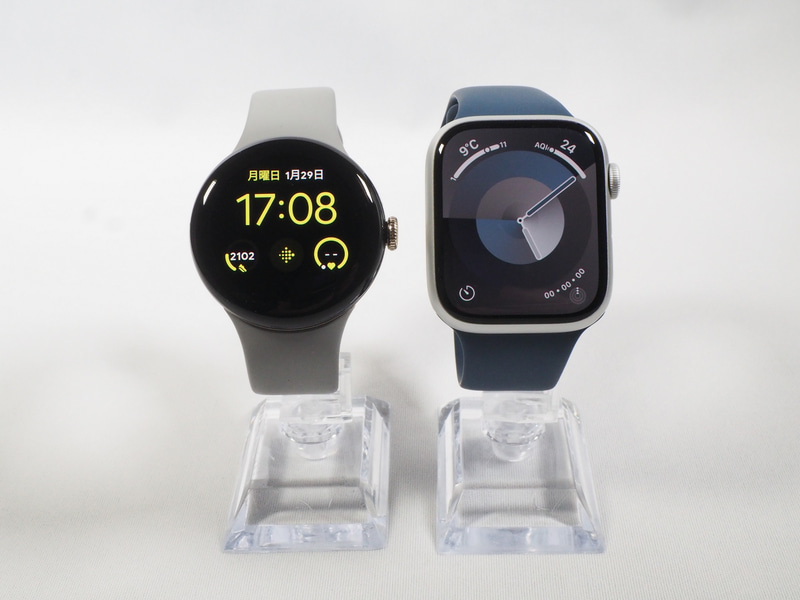 Pixel Watch 2と「Apple Watch Series 9」(45mmモデル)を並べてみたところ。45mmモデルと比べると画面サイズはやや小さいが、時計らしい円形のディスプレイを採用しているのは大きな違いだ