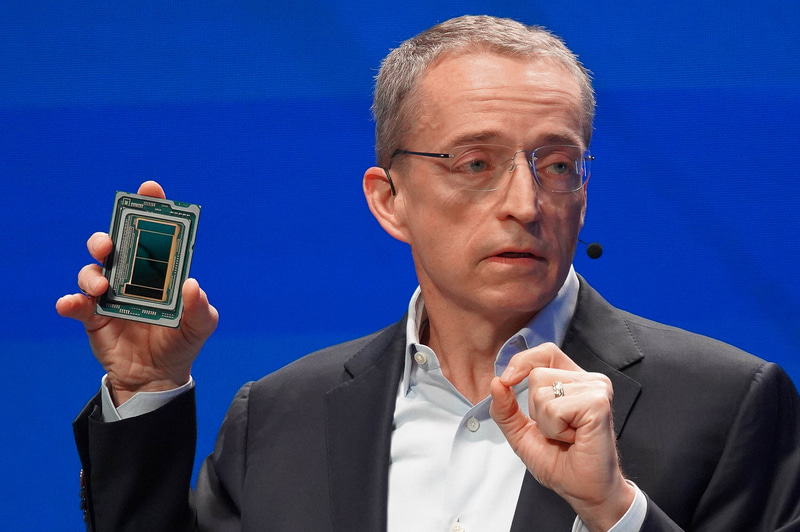 Intel Foundry Direct Connect 2024の基調講演にて、Intel 18Aで製造される「Clearwater Forest」を公開するパット・ゲルシンガーCEO