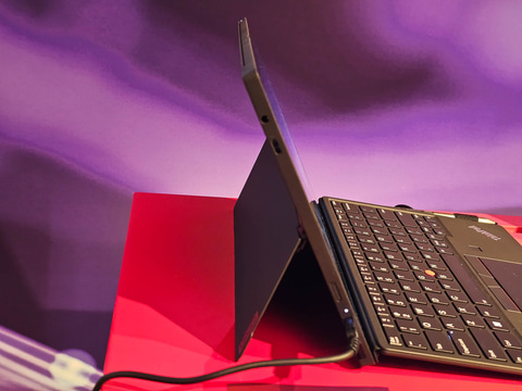 NEC タブレットPC ThinkPad x12の同型機種 レノボの「ThinkPad X12 Detachable」は、“Surfaceスタイル”のPC