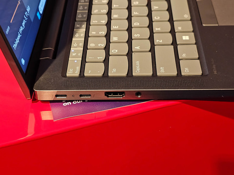 3年ぶりの「ThinkPad X12 Detachable」。Core Ultra vProの