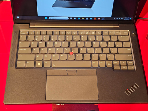 3年ぶりの「ThinkPad X12 Detachable」。Core Ultra vProの