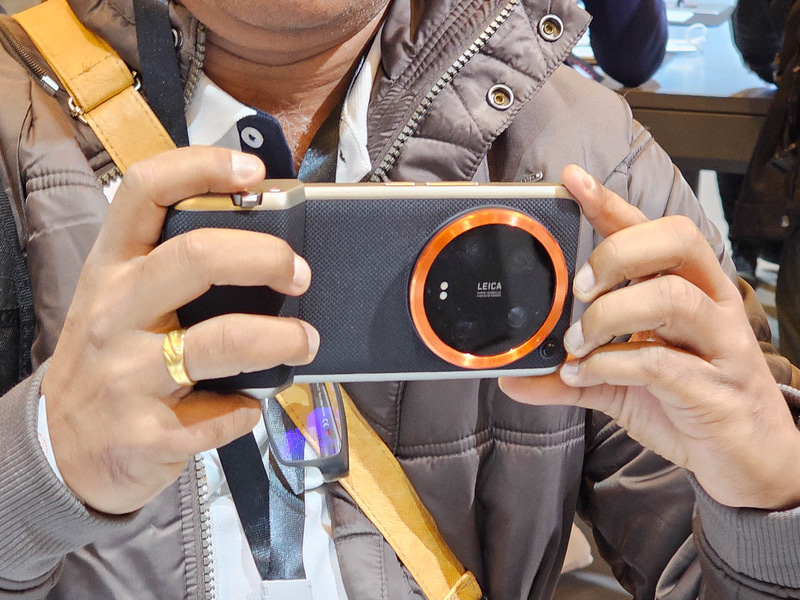 オプションで用意されるXiaomi 14 Ultra Photography Kitを使うとまるでコンデジのように使えるXiaomi 14 Ultra