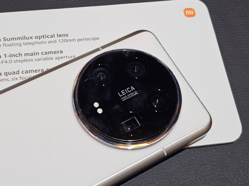 背面のカメラモジュールが特徴的で、Leicaとの協業で作られている