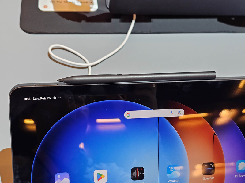 ペンは本体上部に吸着して給電できる