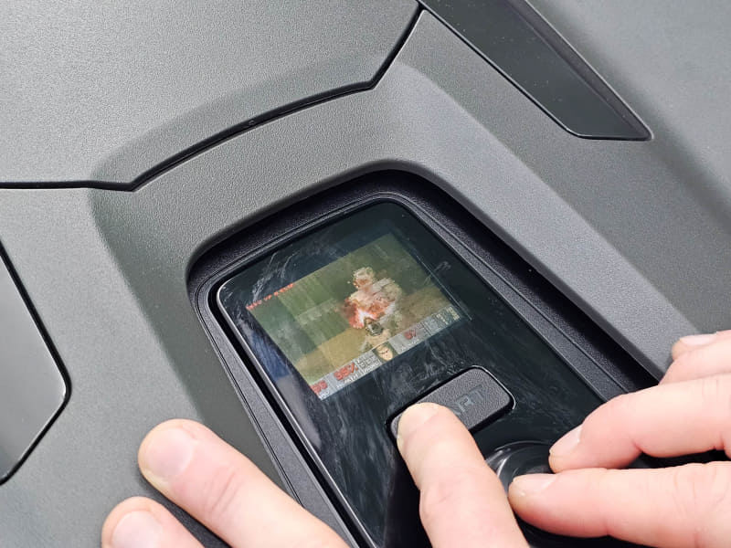 ホイールの中央を押すと射撃