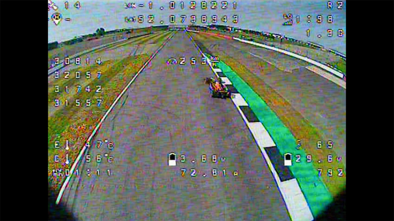 パイロットがリアルタイムの映像を見ながら手動操縦している