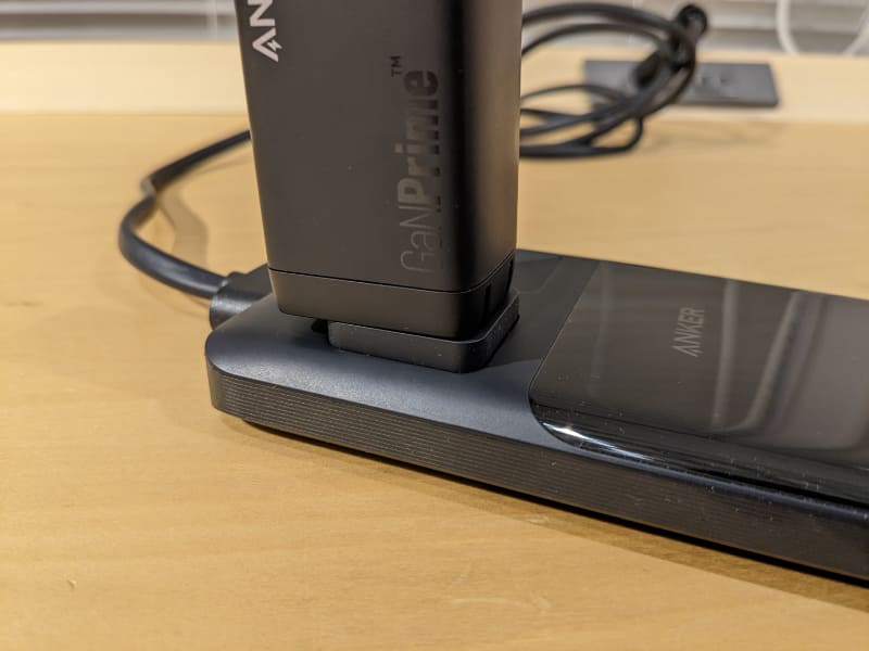 プラグを挿すとポップアップする機構を備えたコンセント差込口