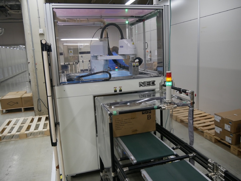 ダンボールの自動開梱機。ゲージの枠内に入るものはすべて自動で開梱できる