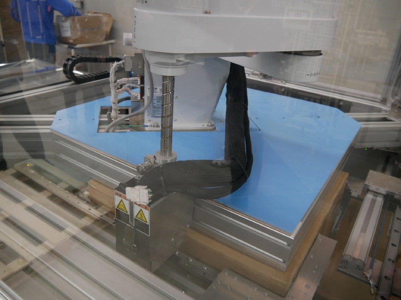 ダンボールの上蓋部分を三方切り取る