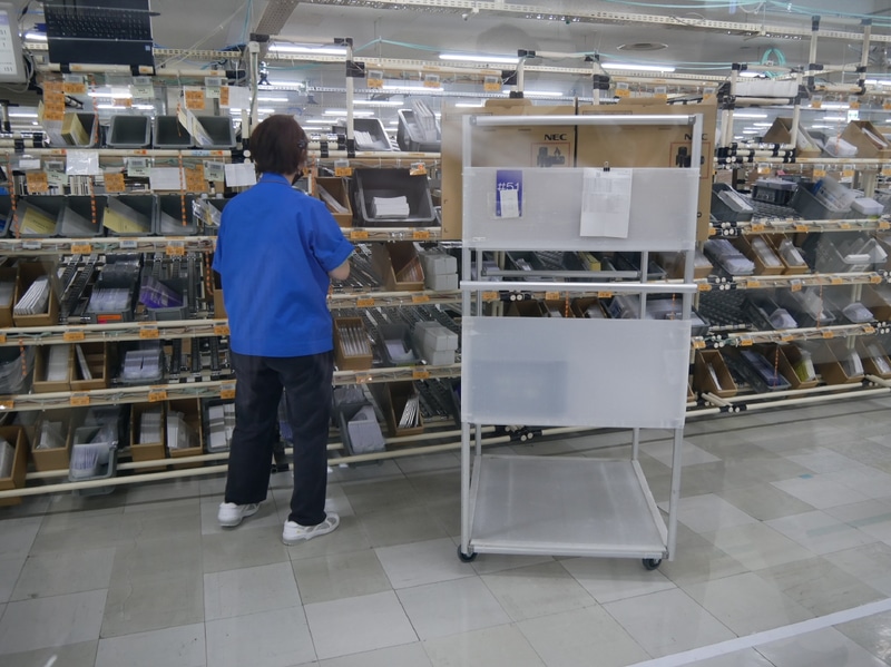 デジタルピッキングにより、ランプがついた場所の部品を取り出す