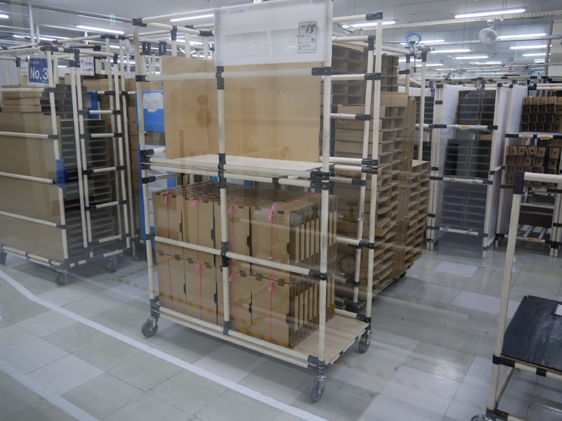 組み立てられた外箱および梱包材を運ぶ