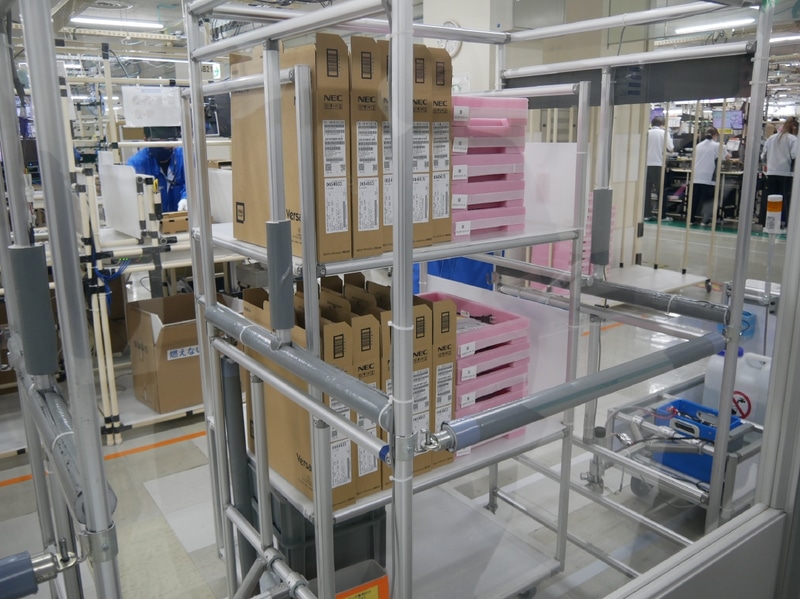 10台分の外箱とともに10台分の梱包部品キットを搬送する