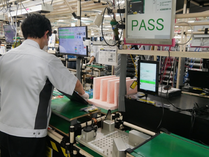 ネジ締め後には、ガタツキ自動検査機(ライン上にある銀色の装置)に乗せて、しっかりとネジが締められていることを確認する