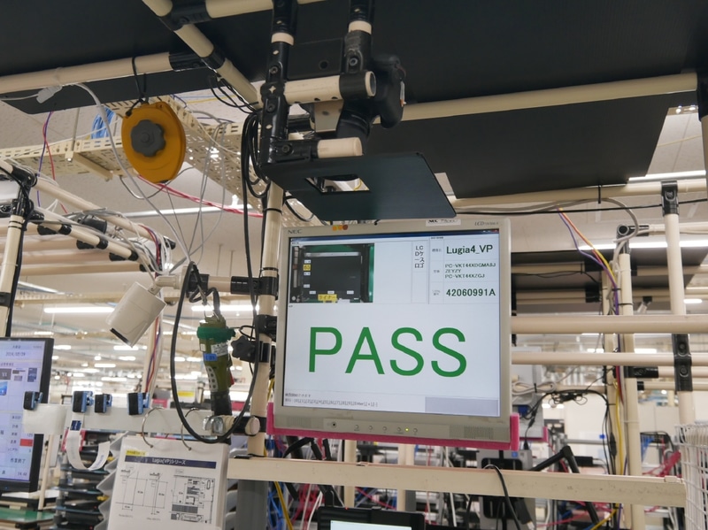 カメラを使って外観検査を自動的に行なっている