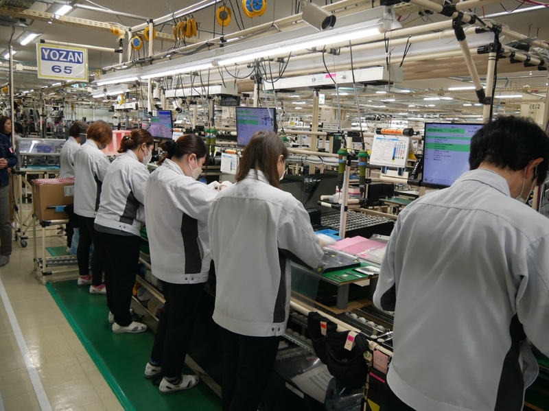 ノートPCの生産工程の様子。実際に組み立てを行なうのは4人。サブアセンブリや検査工程などを含めると全体で8人の工程となる