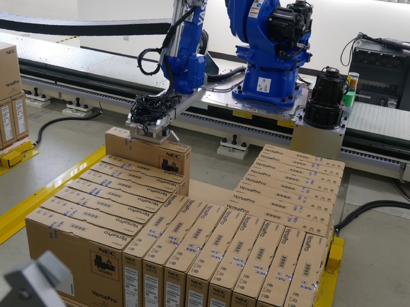 ノートPCをパレットに積載する様子