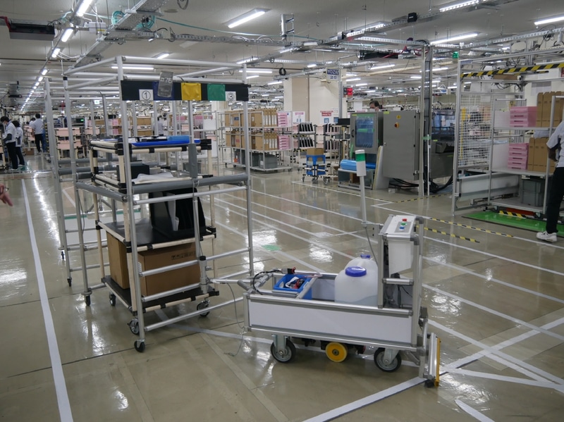 AGVが構内を走り、部品を自動配送している