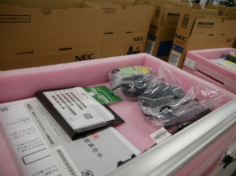 製品ごとに添付品がセットされた梱包部品キット。1台分が1つのトレイに入る