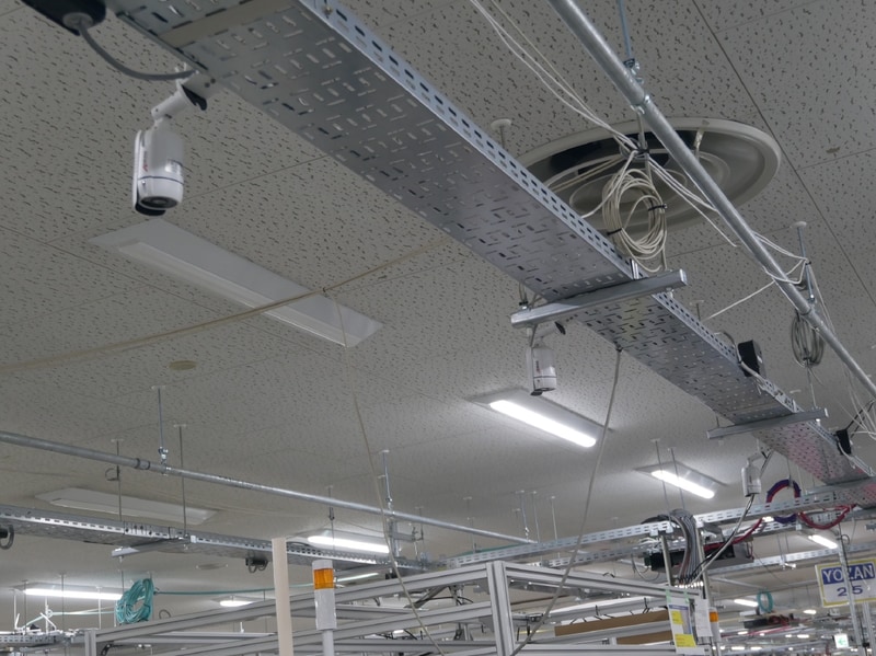 組立ラインには天井部にカメラを設置してデータを収集。作業改善につなげている