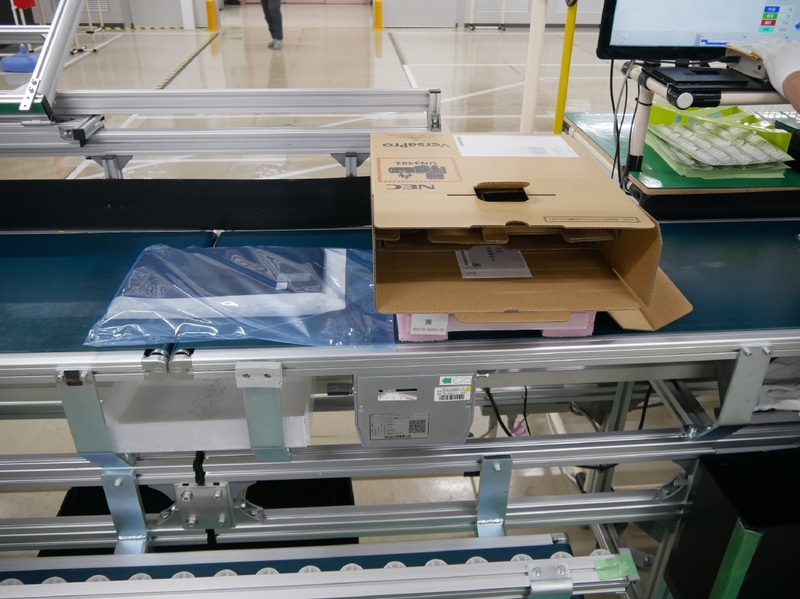 本体、外箱、梱包部品キットで1つの組み合わせになる。梱包ラインはコンベア方式で構築されている