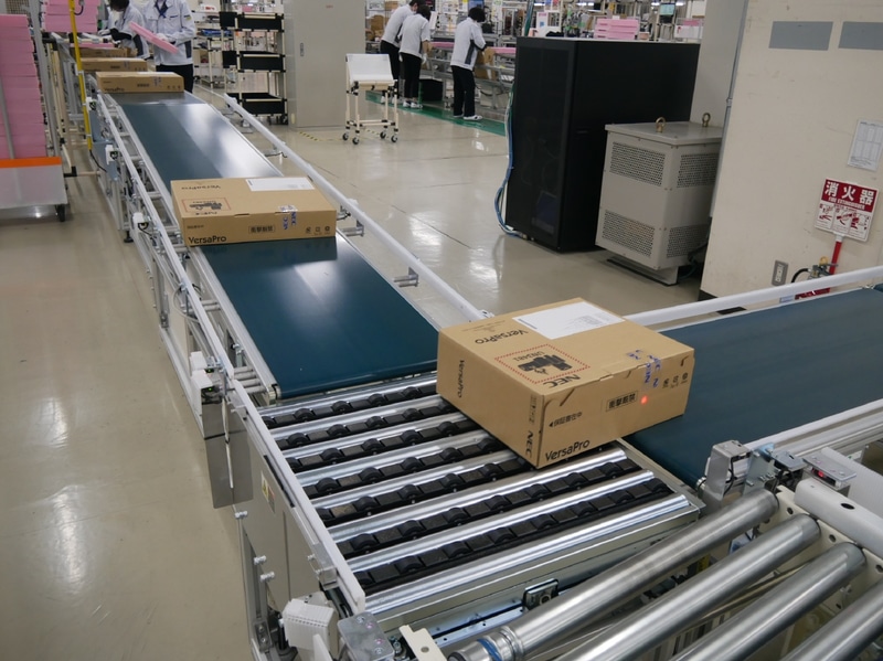 自動搬送、自動仕分機により完成した本体を移送