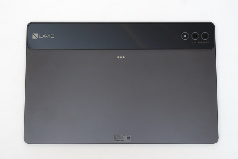 背面。ボディは非光沢のスチームグレーで、上部の突起は光沢感があり、なかなか上質だ