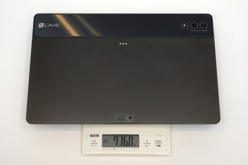 本体の重量は実測で736g。サイズが大きいためしかたのない部分もあるが、手にするとずっしり重く、長時間手に持って使うのは少々つらい