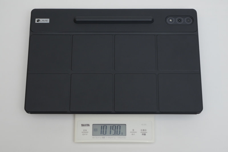 タブレットカバー装着時の重量は実測で1,019gだった