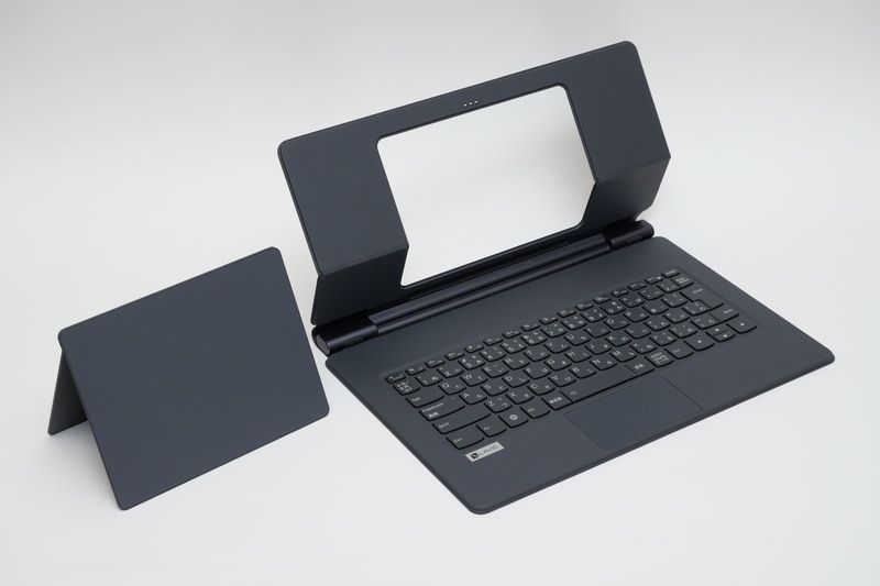 キーボード&キックスタンドは、マグネットで背面に装着するキックスタンドとスタンド型キーボードがセットとなっている