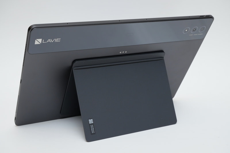 キックスタンドは本体背面にマグネットで装着して利用