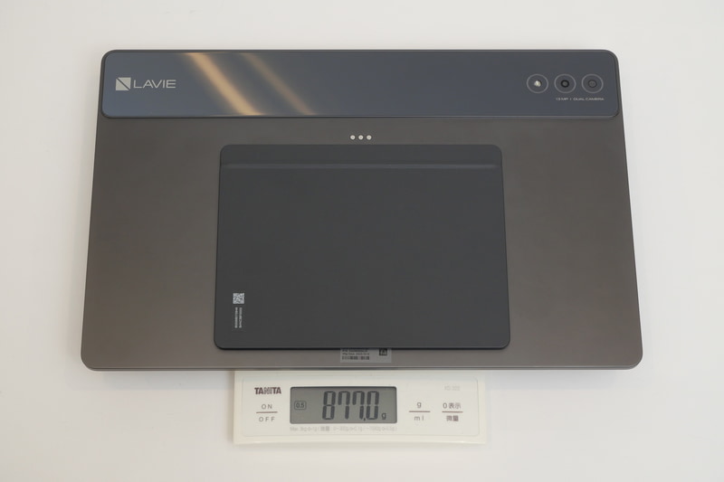 キックスタンド装着時の重量は、実測で877gだった