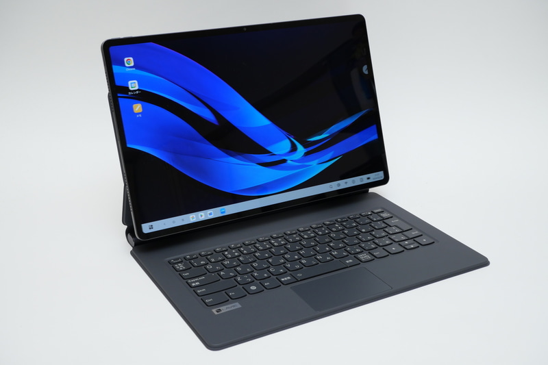 スタンド型キーボードを装着すると、ノートPCのような使い勝手を実現