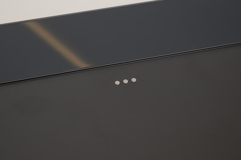 キーボードは本体背面の端子を利用した有線接続となる