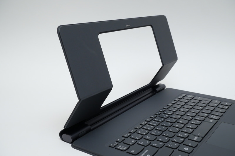 スタンド部には、キックスタンドに合わせた大きな切り抜きがある