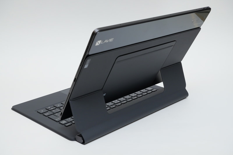 このように本体にキックスタンドを装着したままキーボードを装着できる