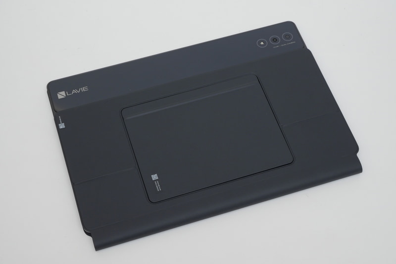 キーボードを畳んだ状態でもキックスタンドが切り抜きにすっぽり収まる