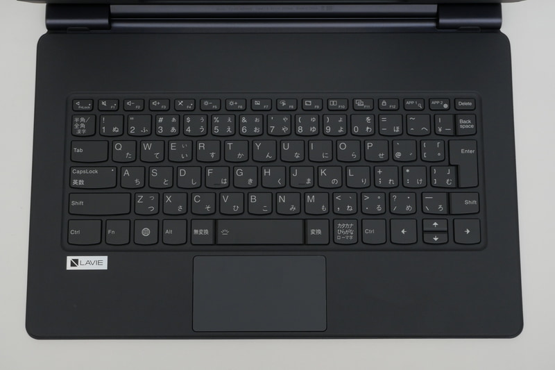 キーボードは主要キーのキーピッチが約19mmフルピッチ。ストロークはやや浅めだが強めのクリック感で快適なタイピングが可能。ただ、Enterキー周囲やスペースキー左右のキーをキー分割で搭載する点は少々残念