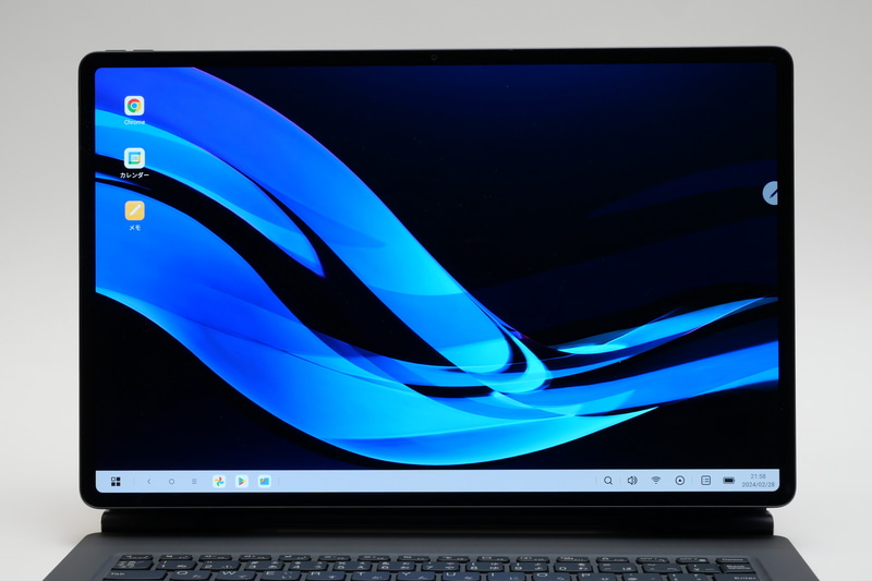 スタンド型キーボードを装着すると、Windows PCライクなUI「PCモード」に切り替わる