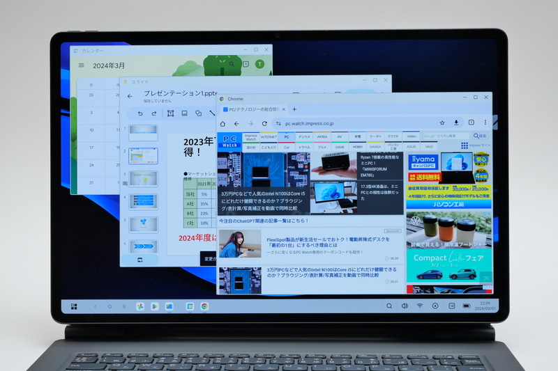 PCモードでは、アプリは基本的にウィンドウ表示となり、ウィンドウ操作やUIもWindowsに近いものとなっているため、Windows PCに近い操作性となる