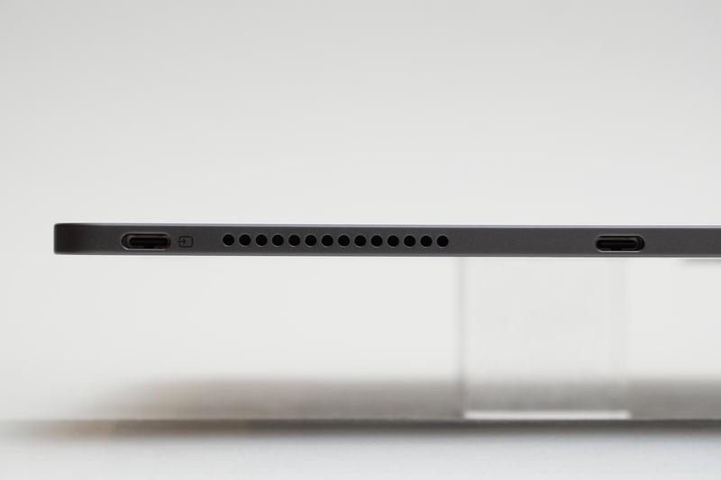 T1495/HASには、右側面にUSB Type-Cを2ポート用意しており、中央(写真では右)の端子は映像出力、下部(写真では左)の端子は映像入力に対応