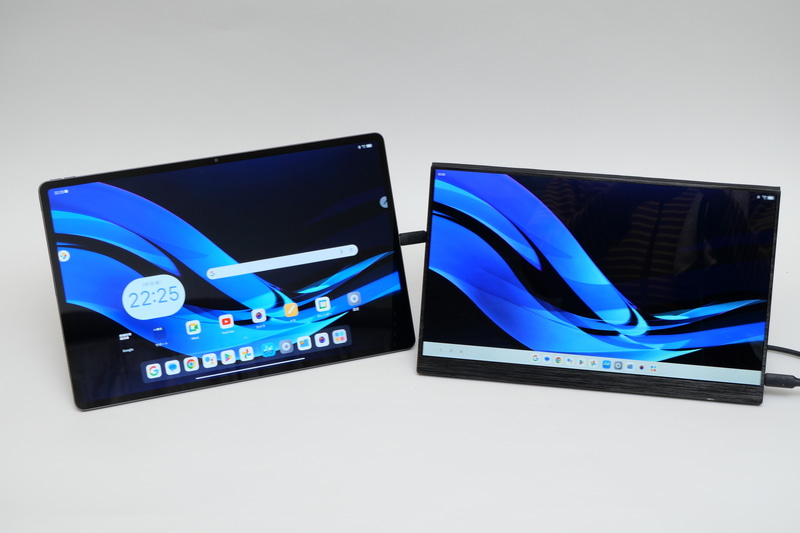 映像出力対応のUSB Type-Cに、DisplayPort Alt Mode対応モバイルモニター(写真右)を接続した状態。こちらは拡張モードでの状態だが、同じ画面を表示するミラーモードの利用できる