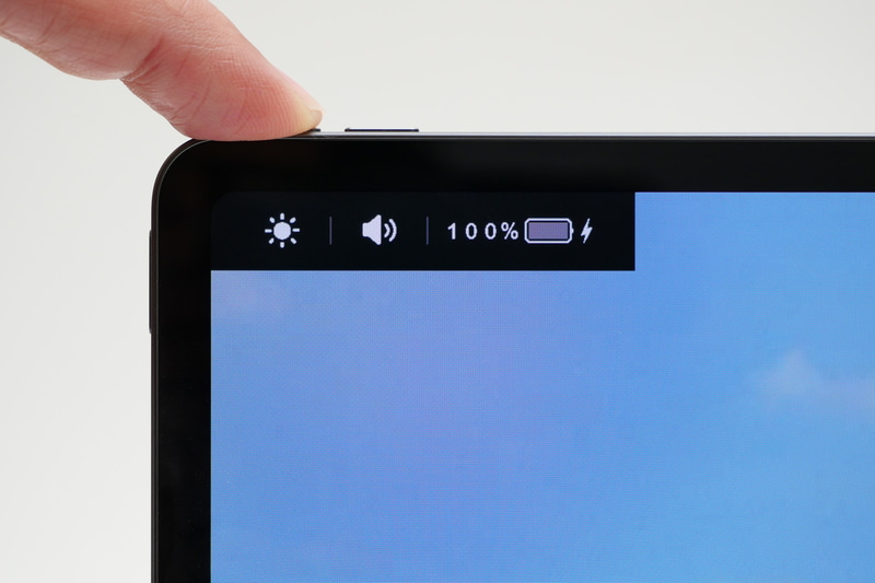 モバイルモニターとして利用している時に上部ボリュームボタンを押すとメニューが表示され、輝度やボリュームを調節したりバッテリの状況を確認できる