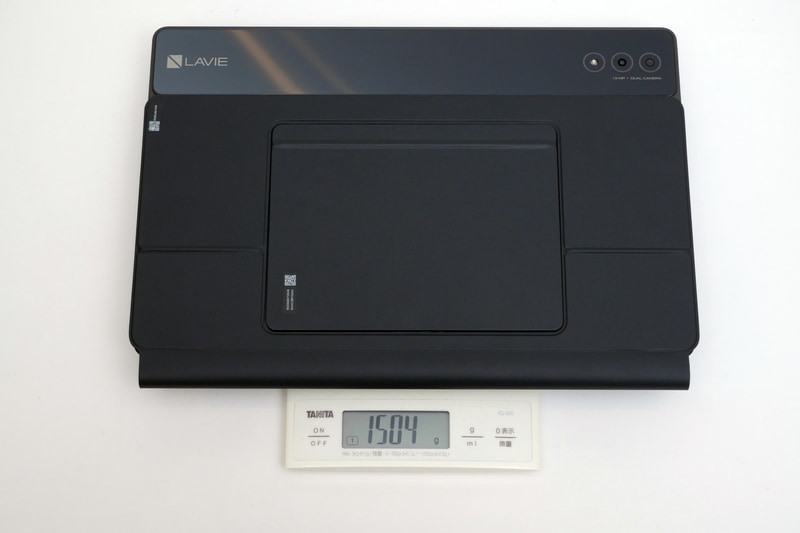 キックスタンドとスタンド型キーボード双方を装着した状態の重量は、実測で1,504gだった