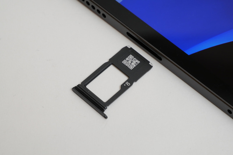 本体左側面に、microSDカードスロットが用意され、最大1TBのmicroSDカードを利用できる