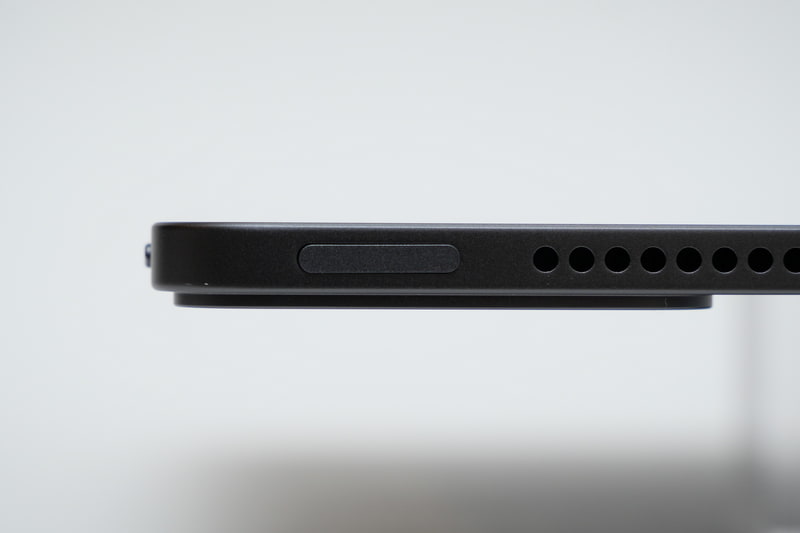 左側面上部に、指紋認証センサー一体型の電源ボタンを配置