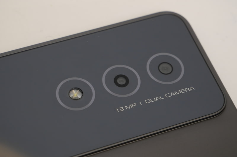 背面カメラは500万画素センサーの超広角レンズと1,500万画素センサーの広角レンズの2眼仕様