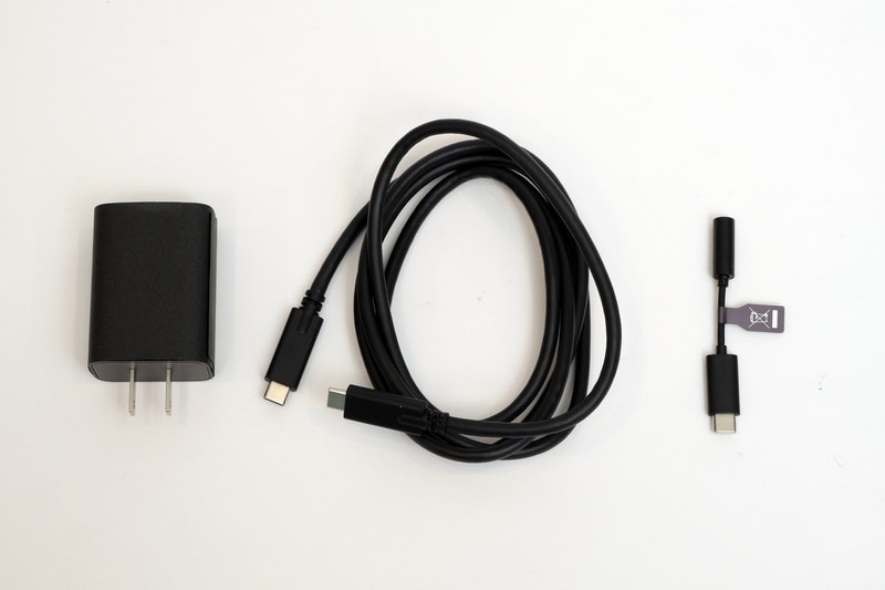 パッケージには、出力15WのACアダプタ、USB Type-Cケーブル、ヘッドセットアダプタが付属