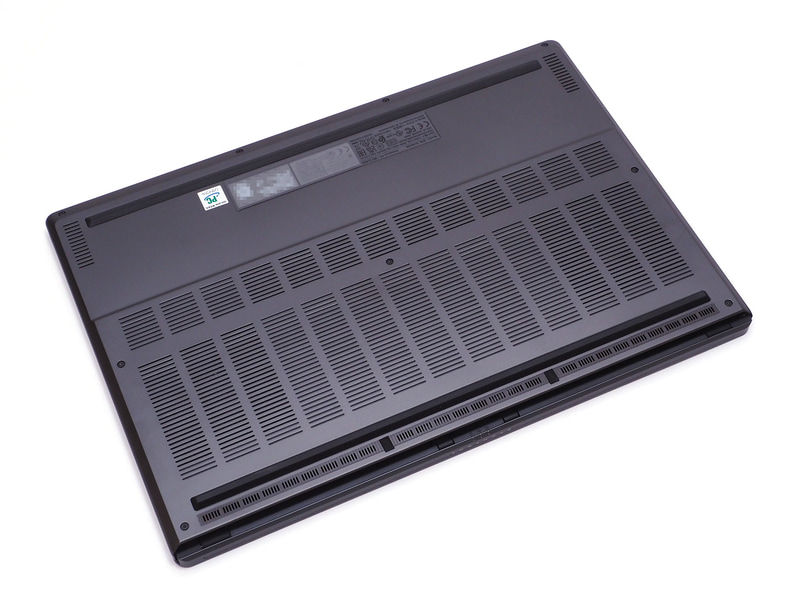 背面は中央に大きな吸気口。前後に一列ずつゴム脚を設けて整流する。排気口は後部に搭載