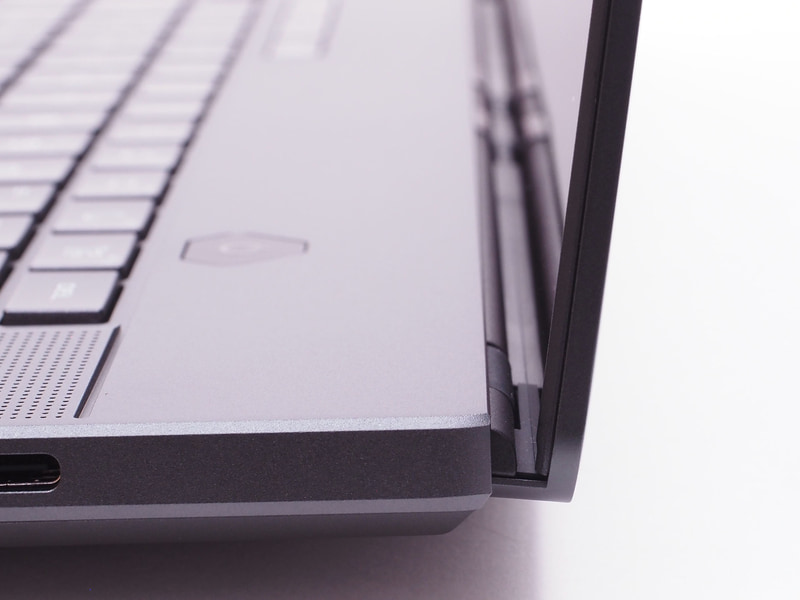 スリム化実現のため採用されたステルスヒンジデザイン